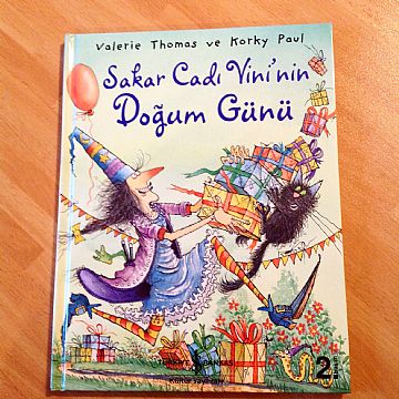 cocuklar-icin-kitap-onerileri-sakar-cadi-vininin-dogumgunu-by-valerie-thomas-4-yas-ve-uzeri