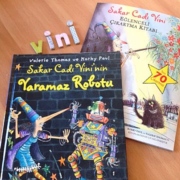 cocuklar-icin-kitap-onerileri-sakar-cadi-vininin-yaramaz-robotu-by-valerie-thomas-4-yas-ve-uzeri