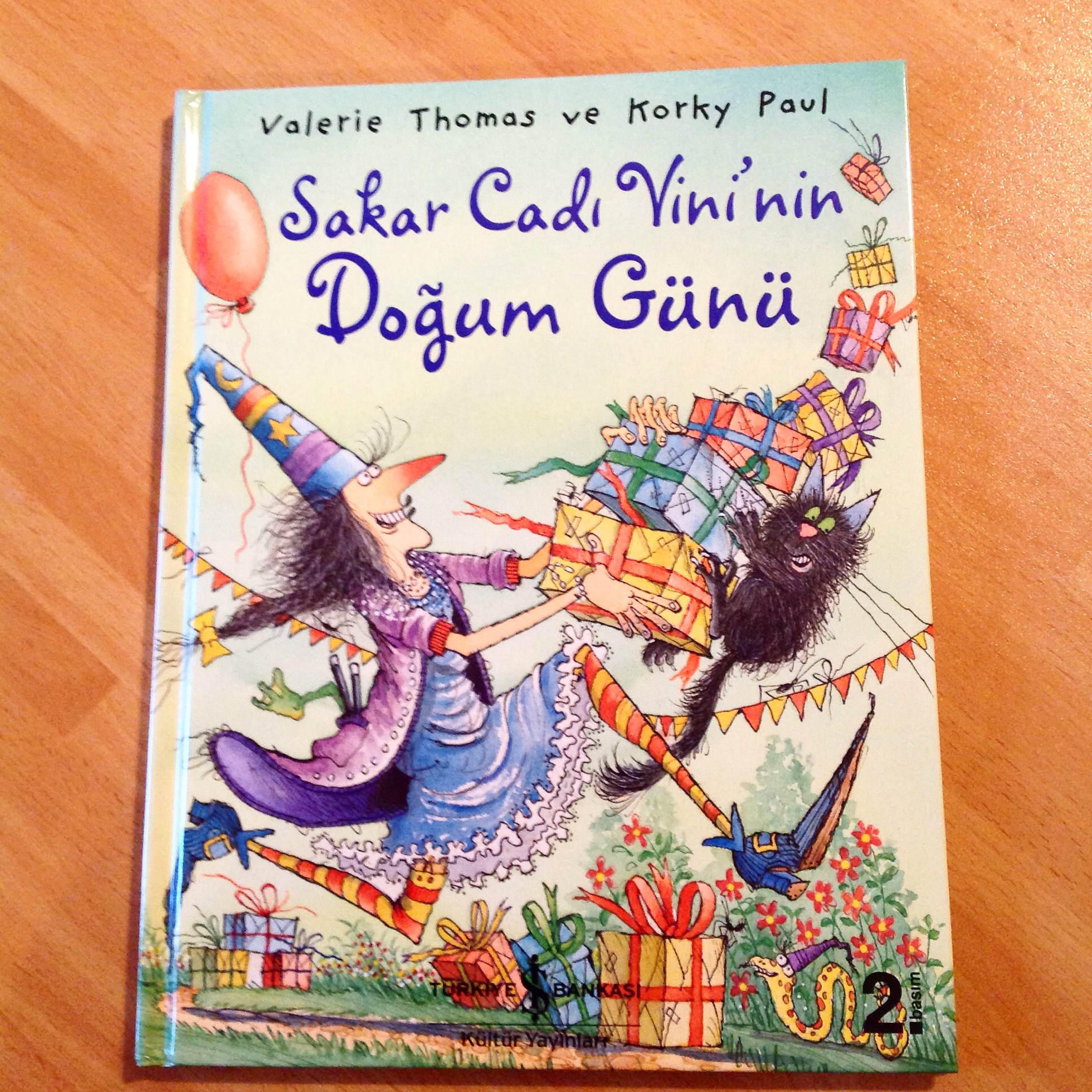 cocuklar-icin-kitap-onerileri-sakar-cadi-vininin-dogumgunu-by-valerie-thomas-4-yas-ve-uzeri