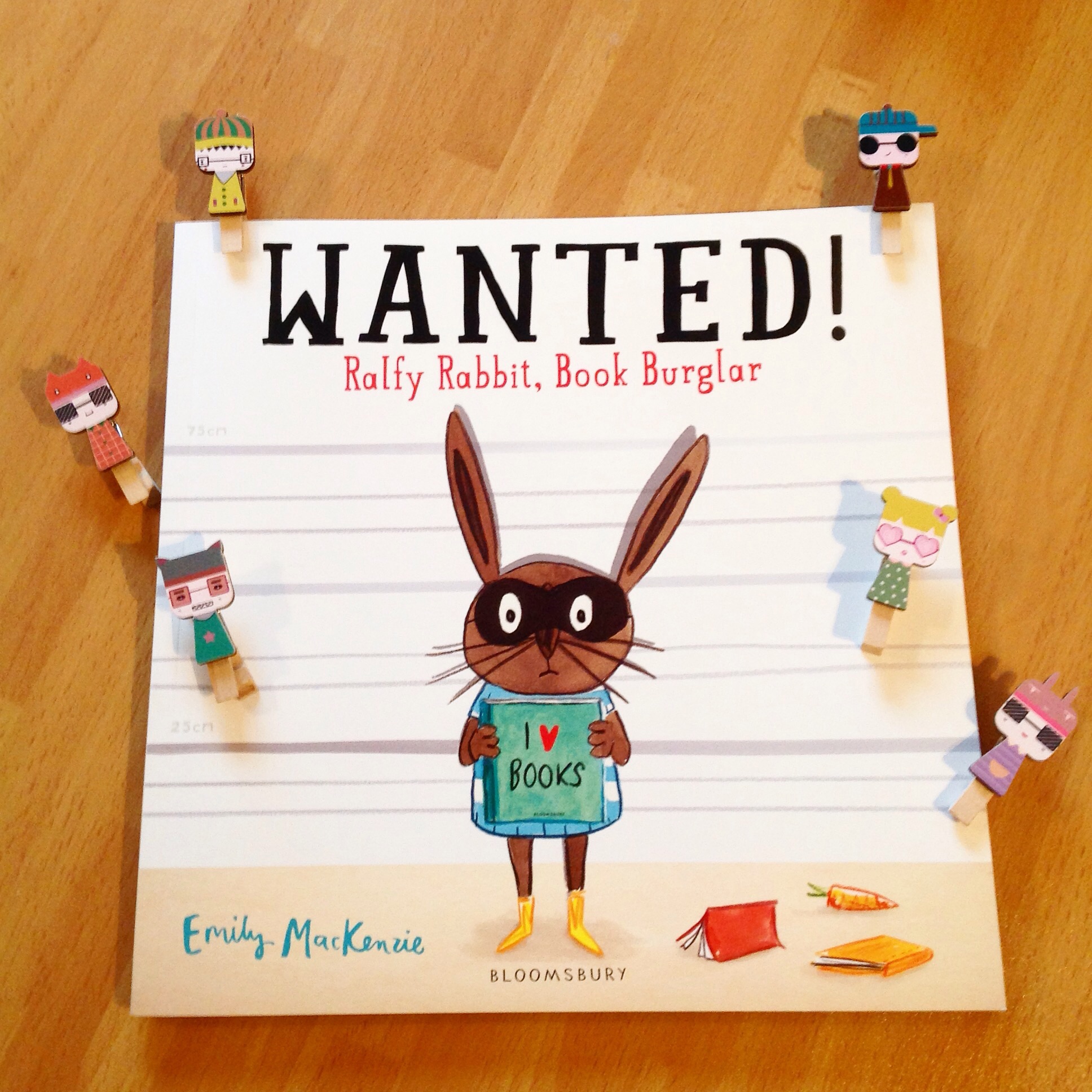 cocuklar-icin-kitap-onerileri-wanted-ralfy-rabbit-book-burglar-by-emily-mackenzie-3-yas-ve-uzeri