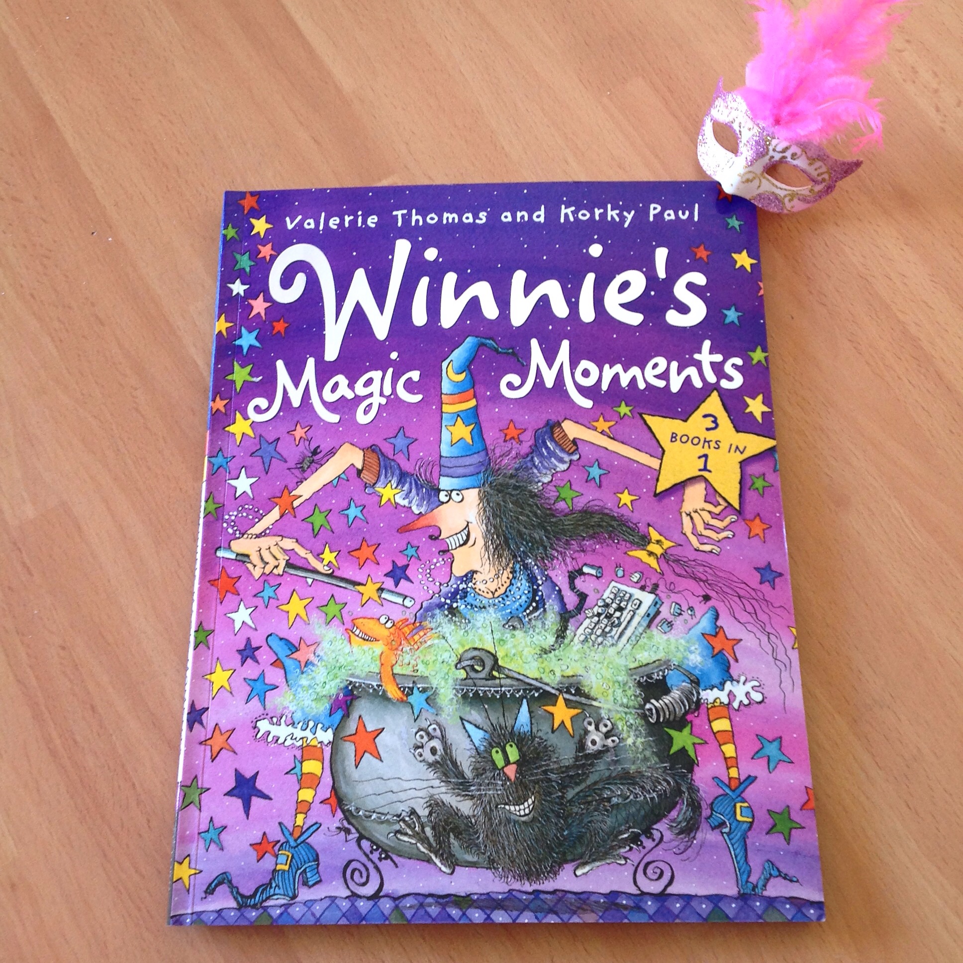 cocuklar-icin-kitap-onerileri-winnies-magic-moments-by-valerie-thomas-4-yas-ve-uzeri
