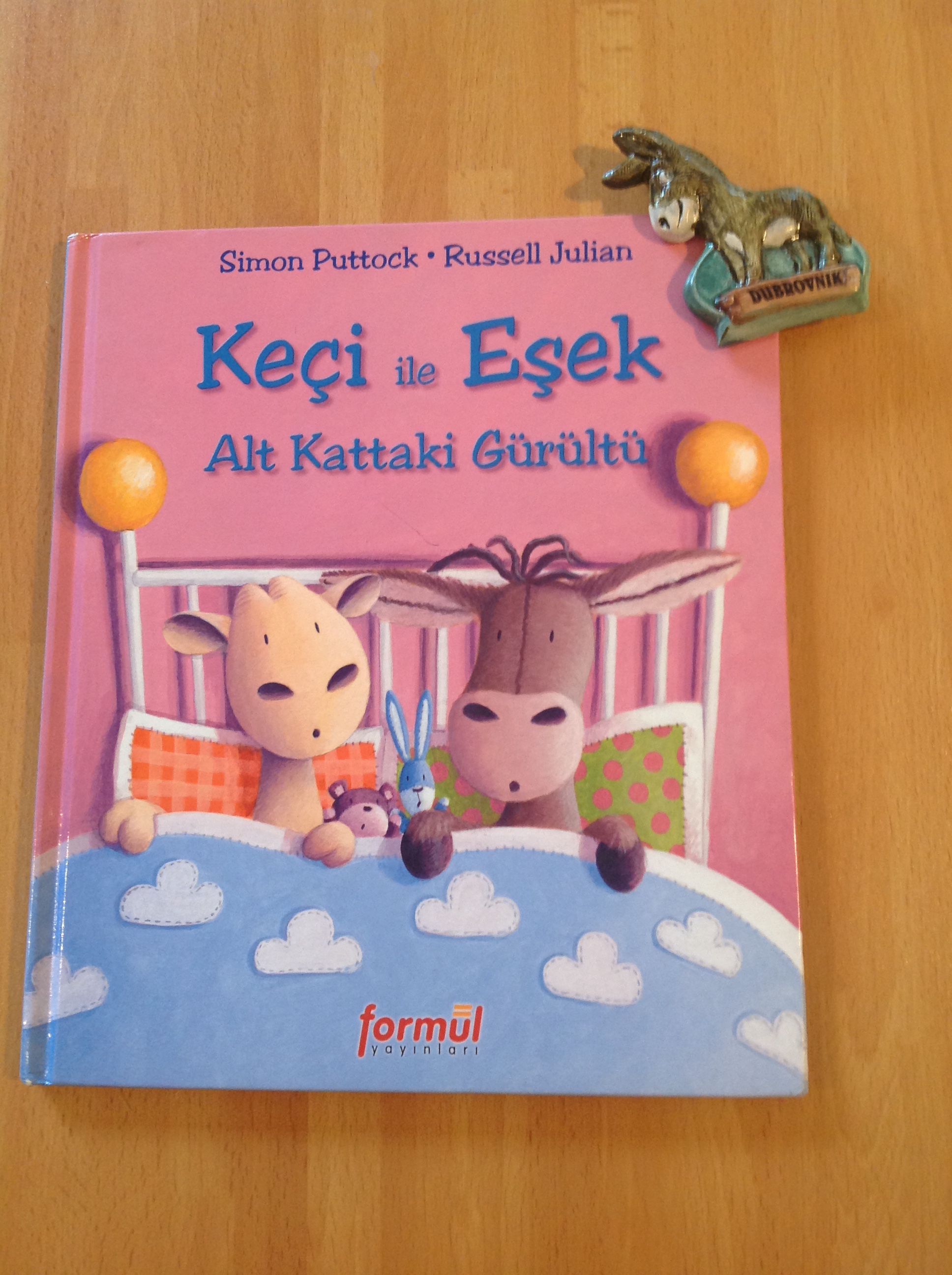 cocuklar-icin-kitap-onerileri-keci-ile-esek-alt-kattaki-gurultu-by-simon-puttock-3-yas-ve-uzeri